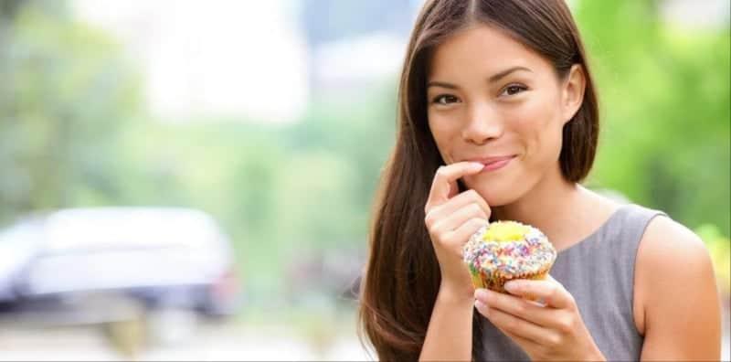 Gigi Rosak Kalau Banyak Makan Gula-gula? Ini 5 Makanan Punca Kerosakan Gigi