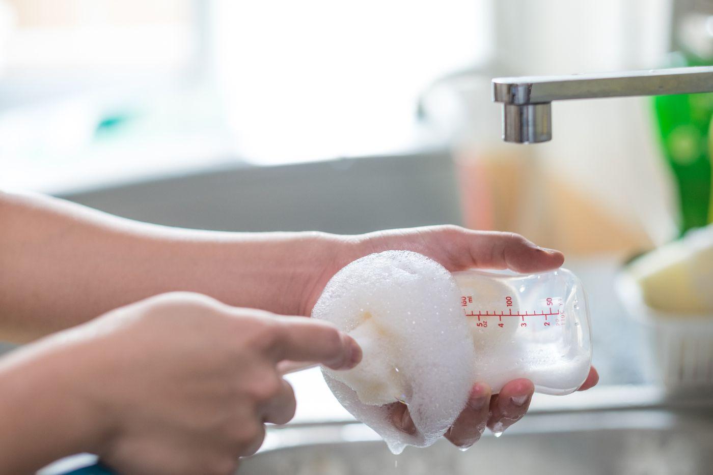 Jangan Hanya Bilas Guna Air! Ini Cara Terbaik Cuci & Steril Botol Susu Supaya Anak Tak Sakit