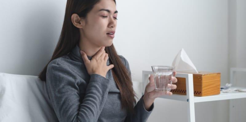 9 Cara Nak Hilangkan Sakit Tekak & Batuk Musim-Musim Panas Ini!