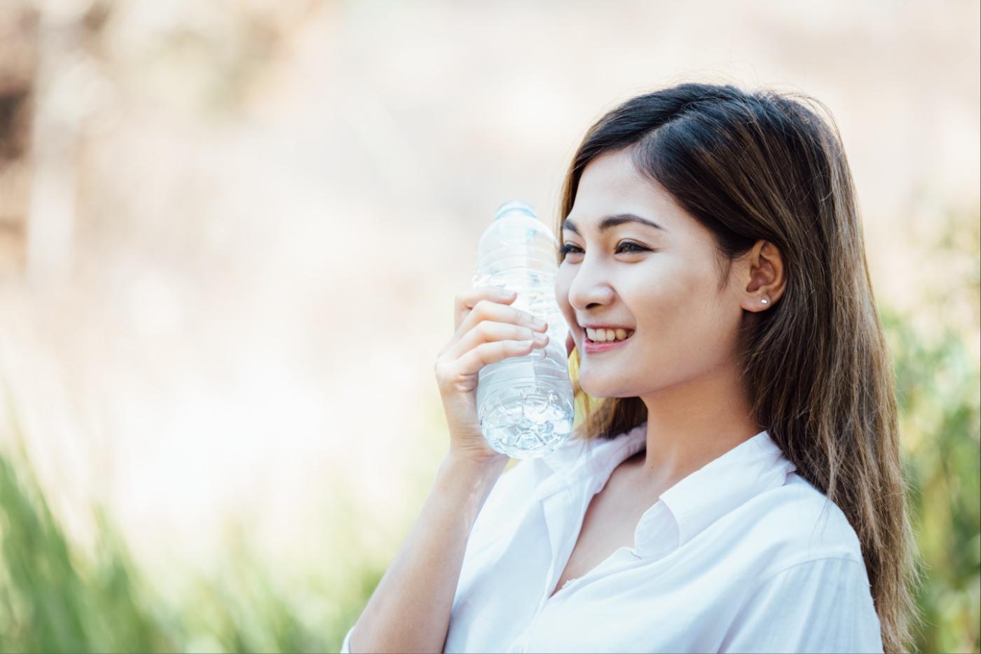 Rahsia Kulit Sihat & Awet Muda, Minum Lebih Banyak Air Mineral Setiap Hari!