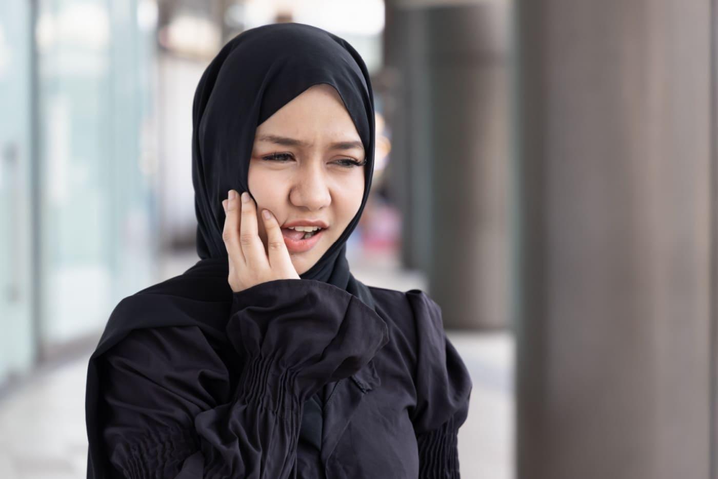 Sakit Gigi Berlubang? Ini 18 Ubat Paling Berkesan — Dari Farmasi Sampai Petua Tradisional!