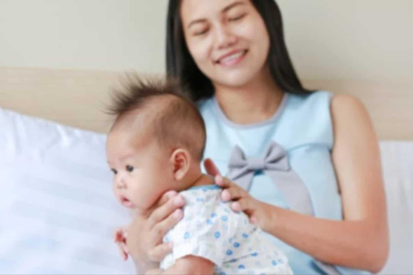 Elak Anak Perut Kembung? Mama, Ini Cara Berkesan Sendawakan Bayi Lepas Menyusu!