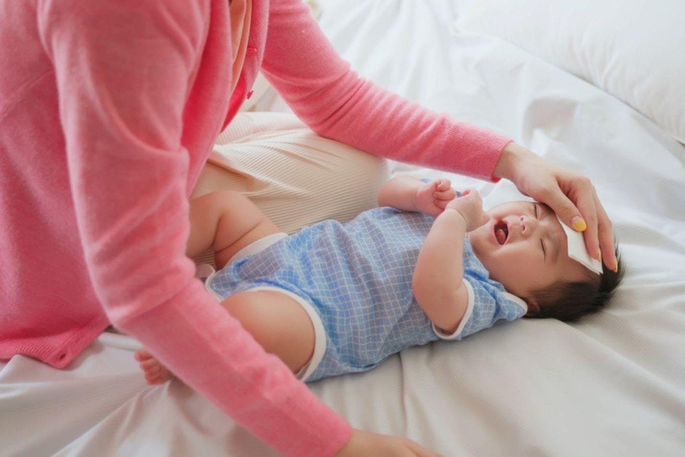 Jangan Panik Bayi Demam Panas Tengah Malam, Ibu Ayah Cuba 5 Petua Ini Dahulu!