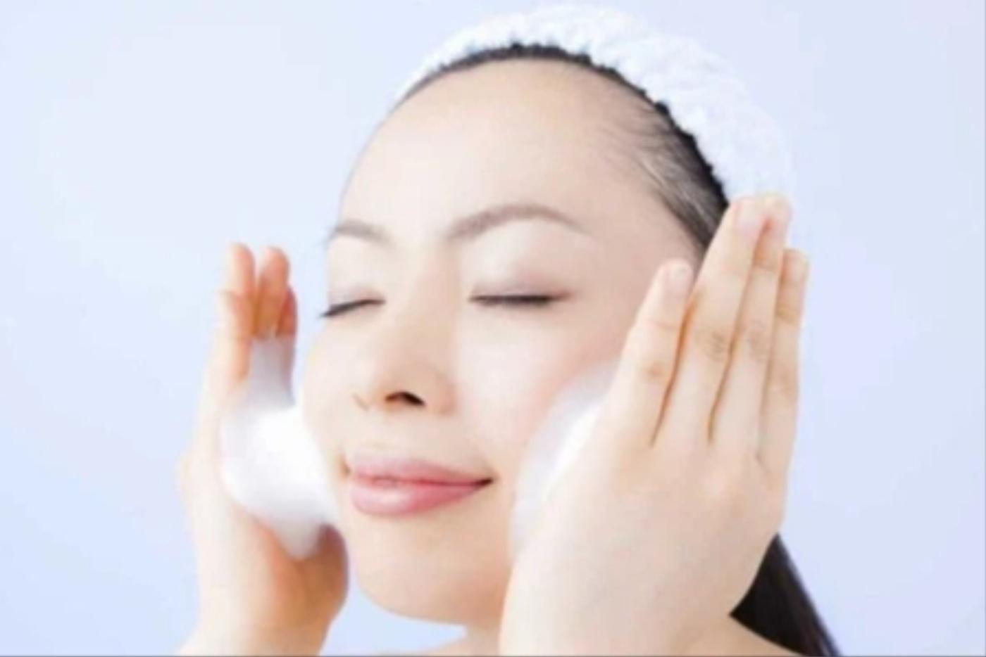 Ingin Tahu Skincare Terbaik Untuk Kulit Kusam? Ikut Rutin Penjagaan Siang & Malam Ini!