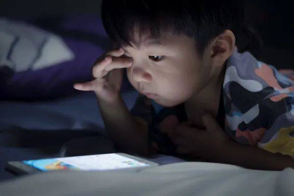 Jangan biarkan anak menggunakan gajet sehingga lewat malam.