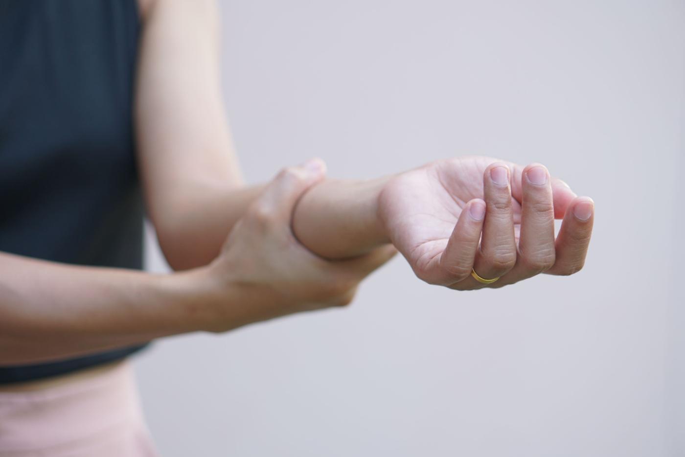 Betul Ke Lenguh Tangan Boleh Jadi Petanda Kanser Payudara? Ini Jawapannya!