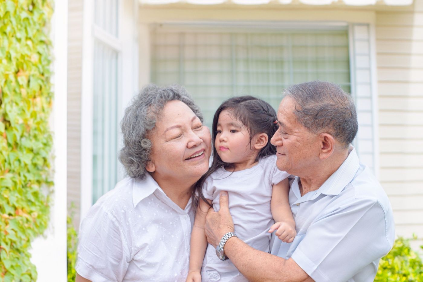 Mak Ayah, Fikir Dahulu Sebelum Hantar Anak Anda Duduk Bersama Datuk Nenek!