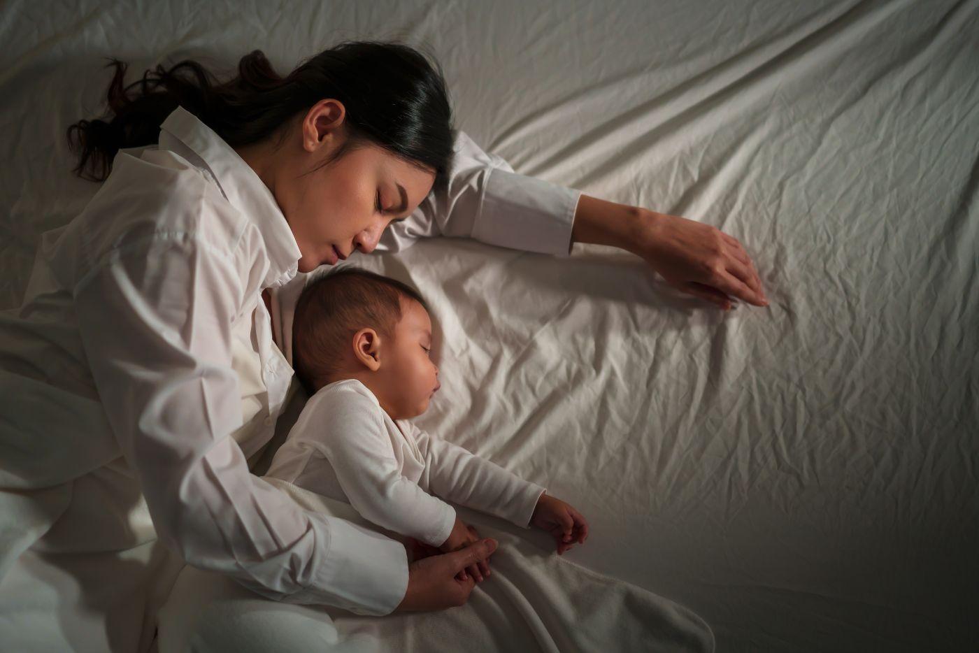 Ibu Ayah Berhenti Tidur Sekatil Dengan Bayi, Elak Risiko Sindrom Kematian Bayi Secara Mengejut!