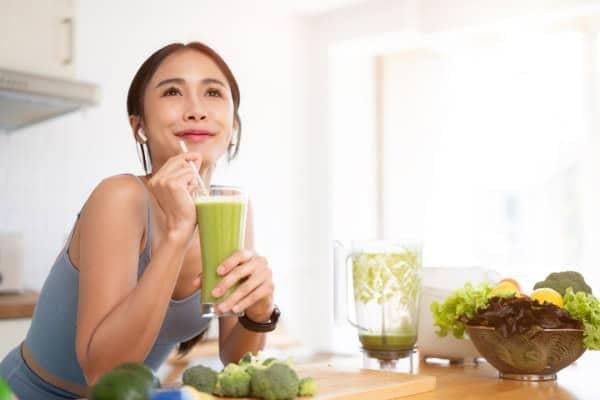 Minum air yang sesuai untuk detoks badan.