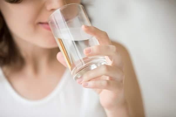 Minum air secukupnya untuk detoks badan.