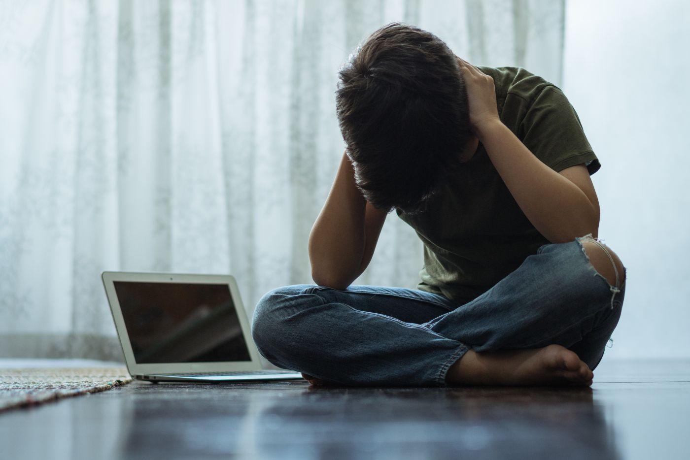 Anak Asyik Murung Gara-Gara Dibuli Siber? Kenali Tanda & Cara Untuk Atasinya!