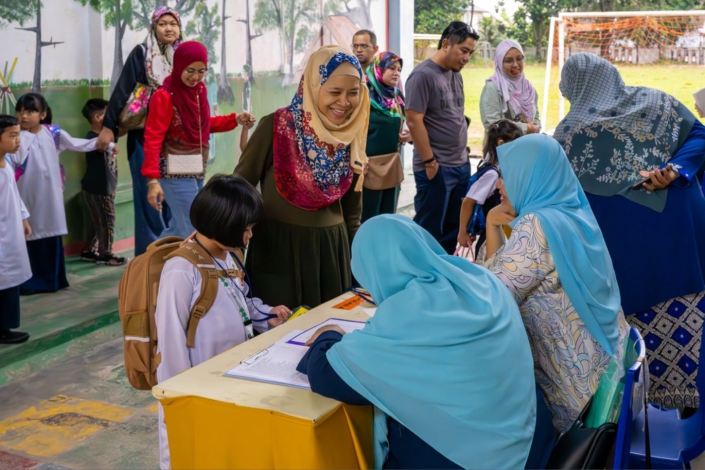 Hari Guru Bukan Sekadar Bagi Hadiah, Ini Cara Ibu Bapa Boleh Bantu Guru Sepanjang Tahun
