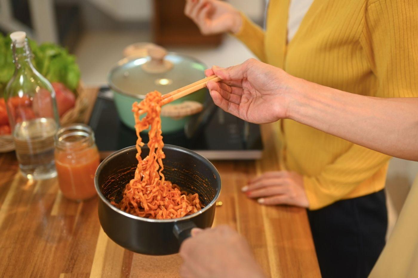 Betul Ke Makan Lewat Malam Boleh Gemuk? 5 Kesan Buruk Pada Tubuh Anda