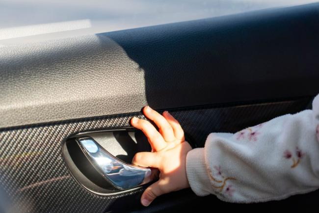 Pintu Kereta Bukan Mainan Anak, Mak Ayah Tak Patut Abaikan Child Lock