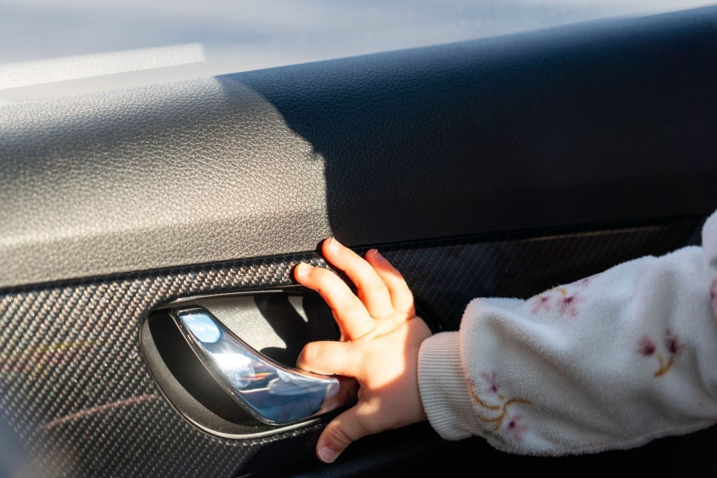 Pintu Kereta Bukan Mainan Anak, Satu 'Klik' Yang Mama Papa Tak Patut Abaikan