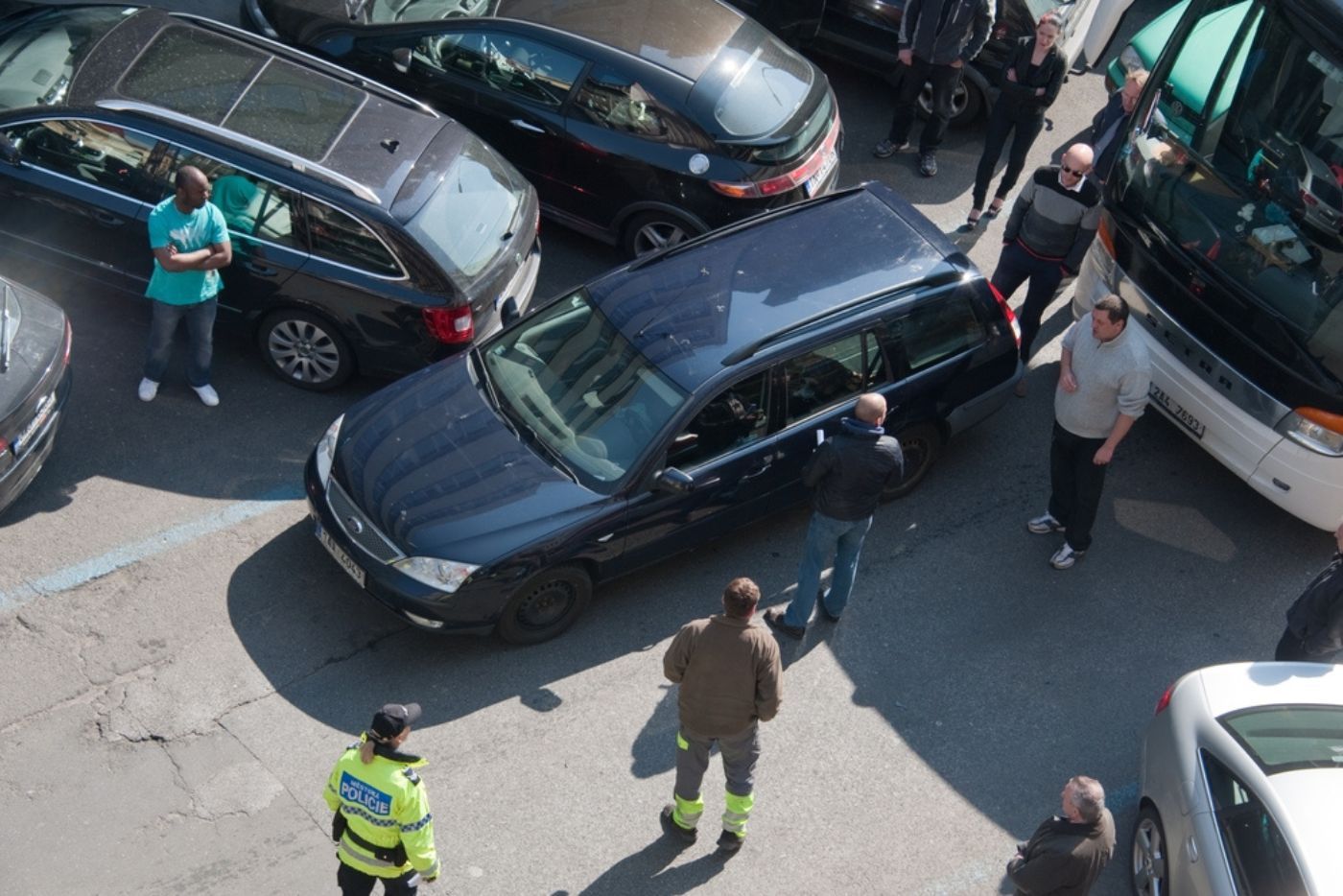 JANGAN Double Parking! Tindakan Anda Akan Menyusahkan Orang Lain