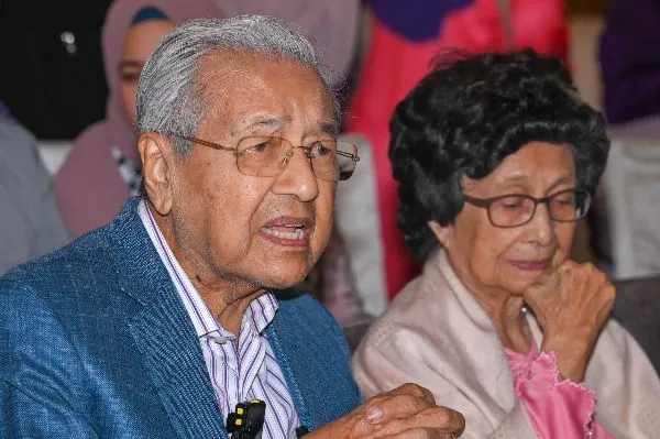 Tun Dr Siti Hasmah meninggal